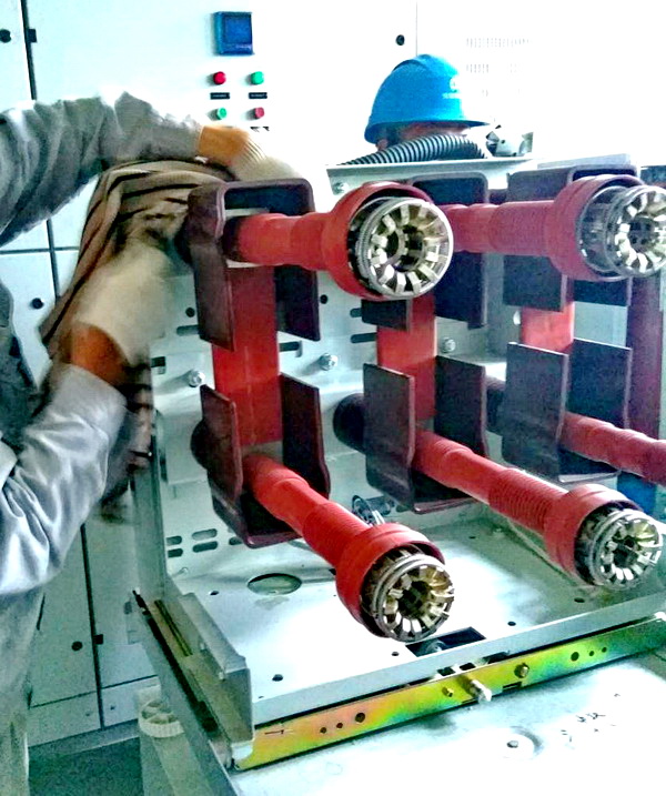 工作人员进行隔离开关的清洁工作 工作人员进行隔离开关的清洁工作