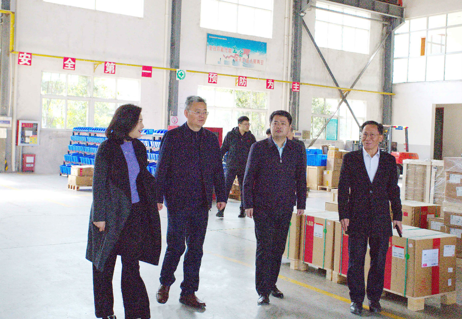 长丰县政协主席俞成山与岗集镇党委书记何伟华一行莅临得润电气走访调研 长丰县政协主席俞成山与岗集镇党委书记何伟华一行莅临得润电气走访调研