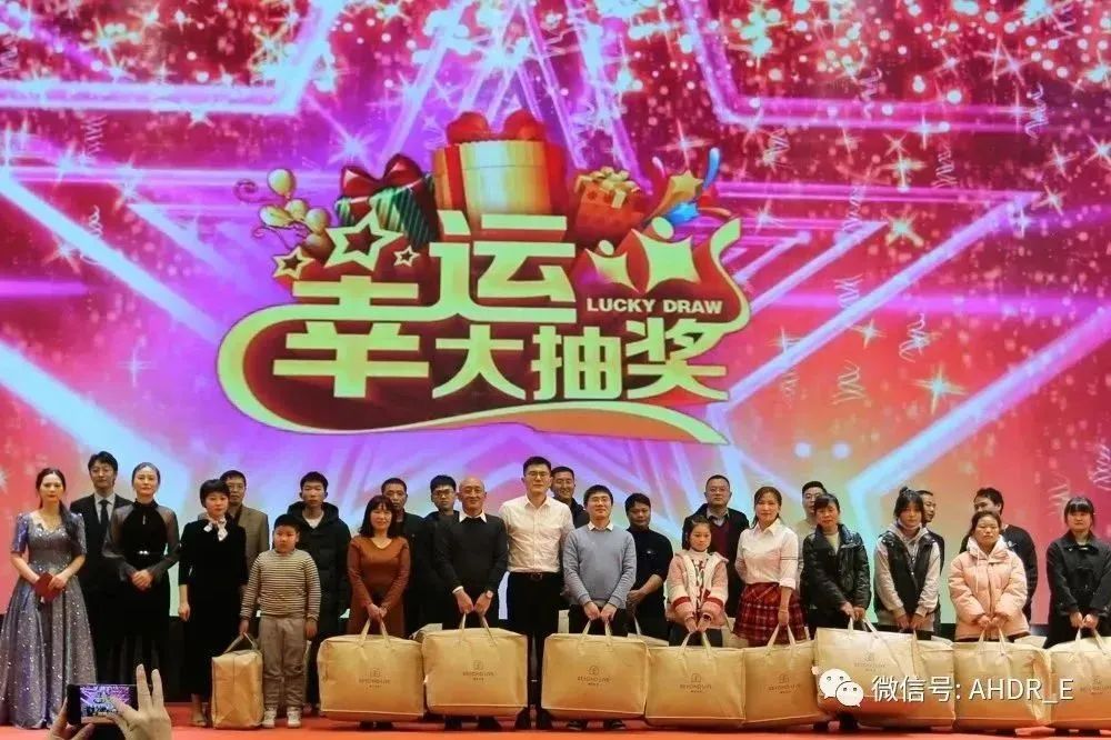 副总经理董康、营销副总监洪海燕、财务总监谢道树及总经理助理张春兰颁发三等奖 副总经理董康、营销副总监洪海燕、财务总监谢道树及总经理助理张春兰颁发三等奖