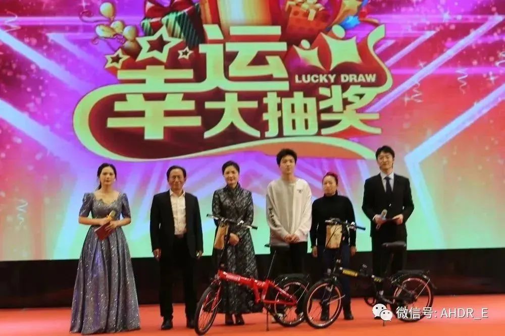 董事长王青、总经理刘琴芳颁发一等奖 董事长王青、总经理刘琴芳颁发一等奖