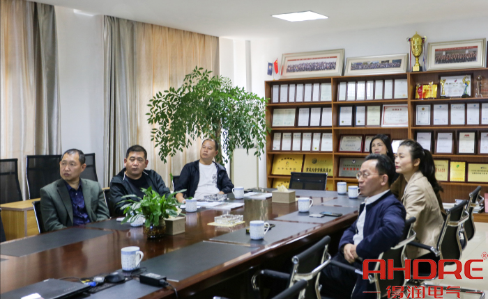 会议中.jpg 会议中.jpg