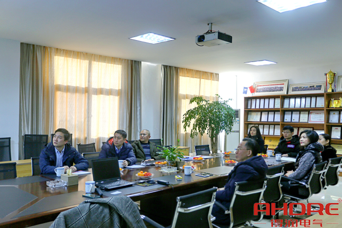 会议交流中.jpg 会议交流中.jpg