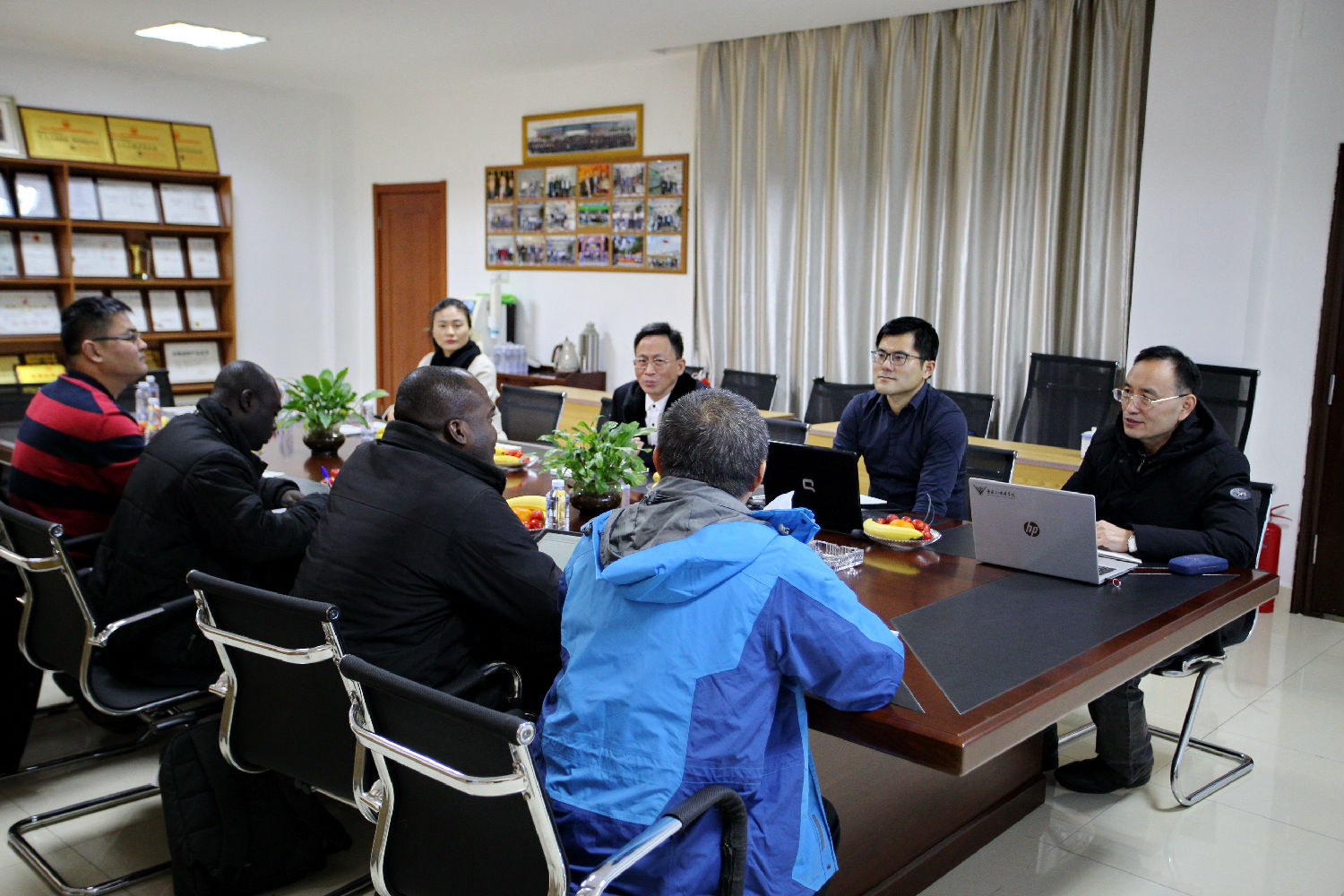 双方会议交流中.jpg 双方会议交流中.jpg