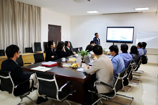 双方进行会议交流 双方进行会议交流