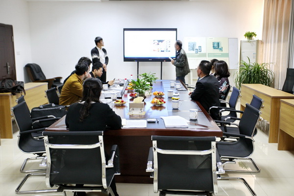 双方进行会议交谈 双方进行会议交谈