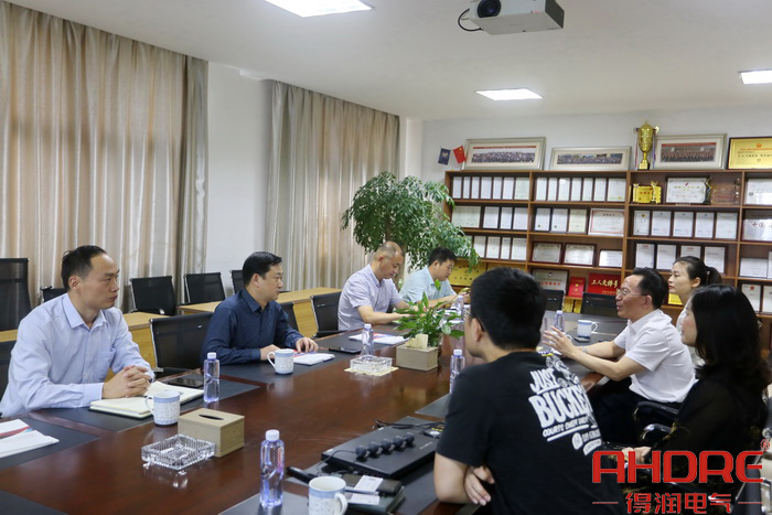讨论交流中.jpg 讨论交流中.jpg