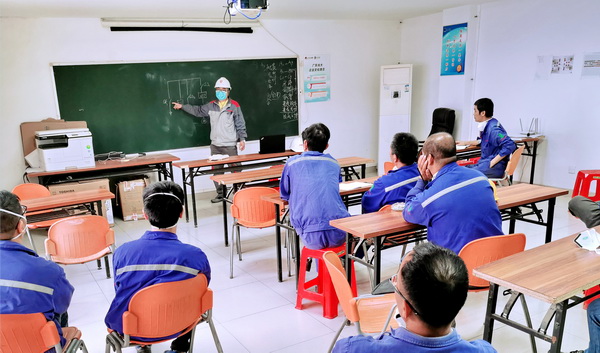 现场培训指导图.jpg 现场培训指导图.jpg