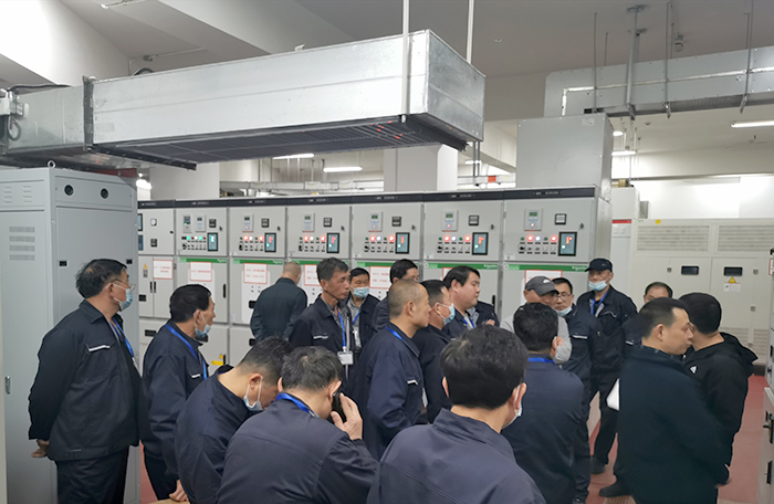 进行MVnex中压柜实操培训.jpg 进行MVnex中压柜实操培训.jpg