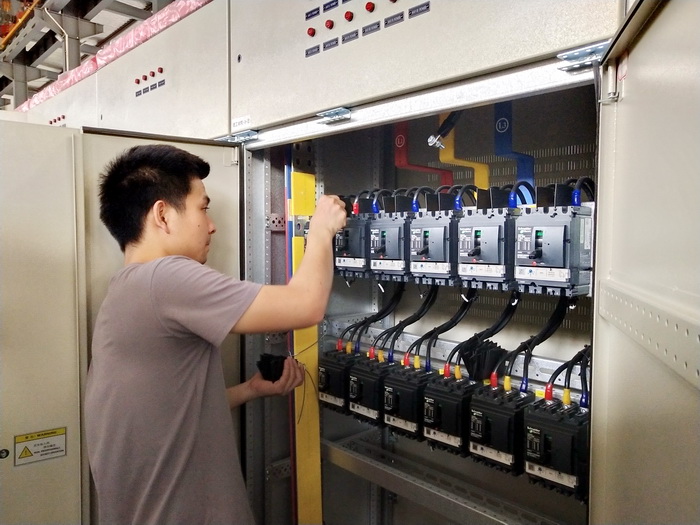 进行断路器隔板的安装 进行断路器隔板的安装